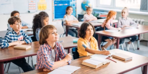 Група деца от началното училище слушат внимателно в час в образователния център "Вени Кидс".